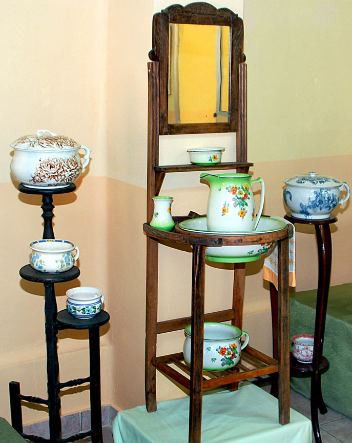 Potty-display-stands-comp